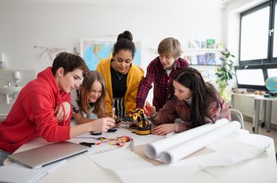 Studenten werken samen aan robotica